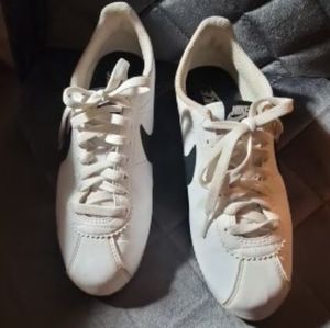 Gently Used Nike Cortez Women Sz 8
